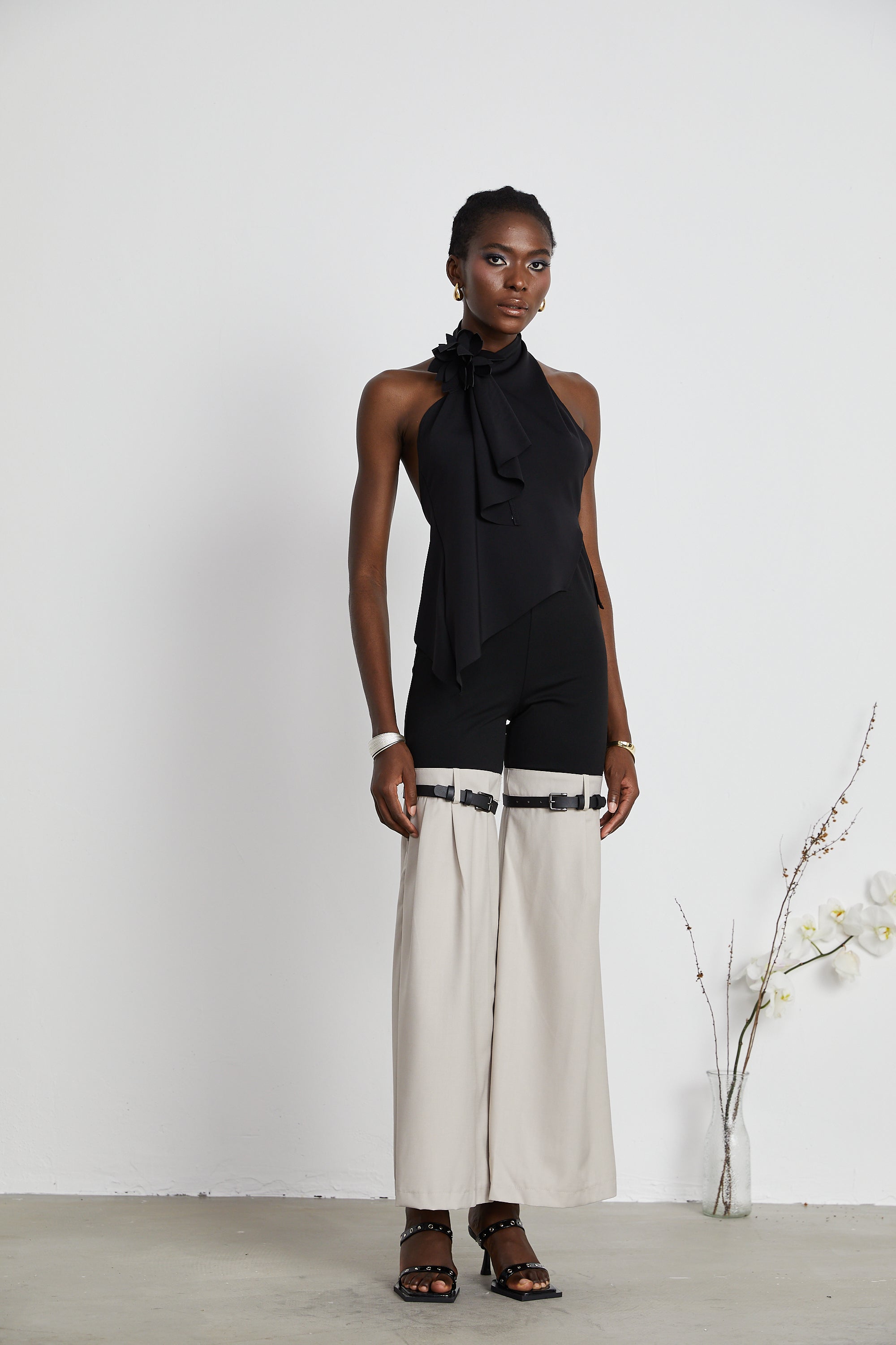 Aline Çiçek Aplikeli Sırtı Açık Asimetrik Üst