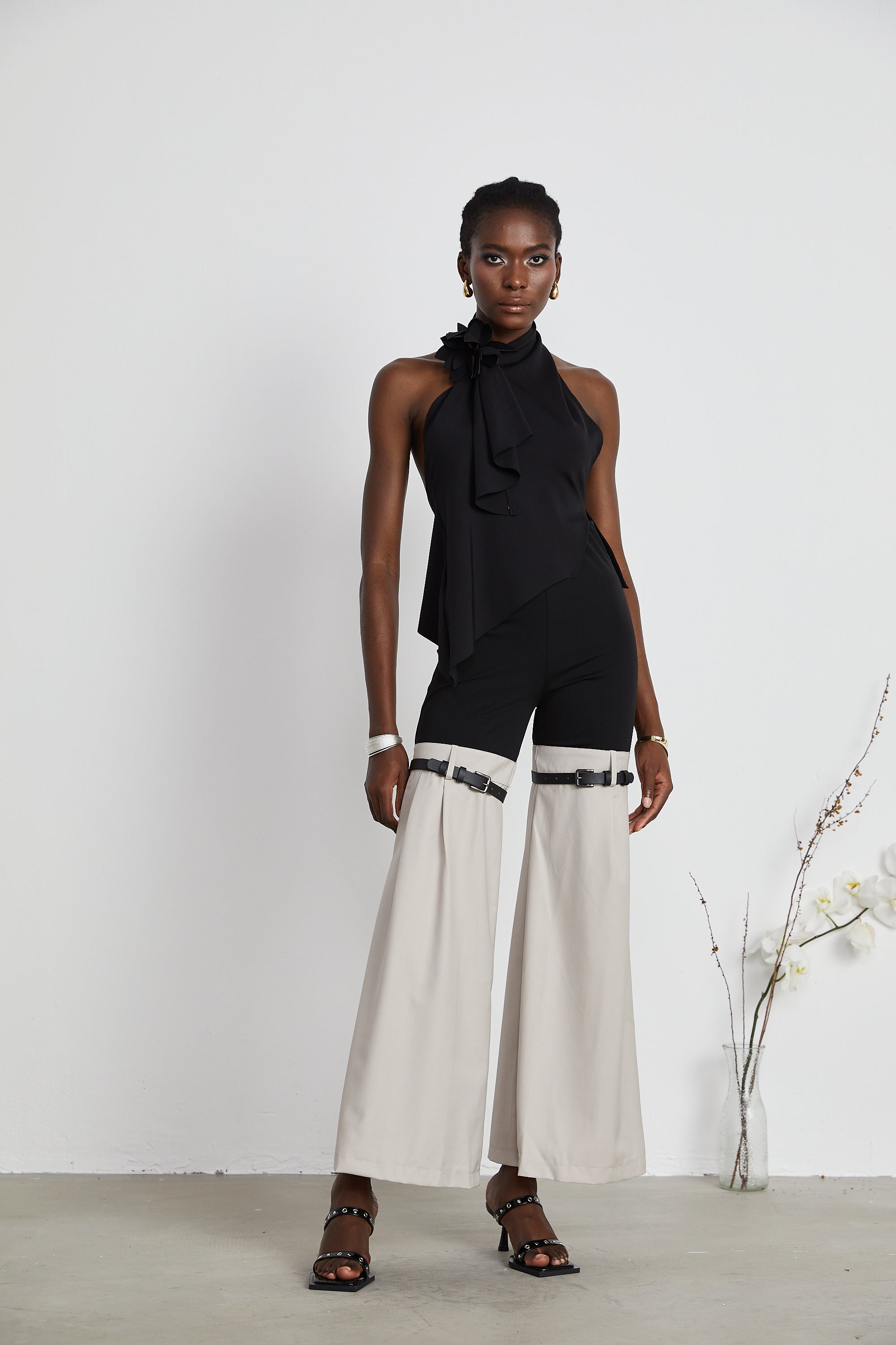 Aline Çiçek Aplikeli Sırtı Açık Asimetrik Üst