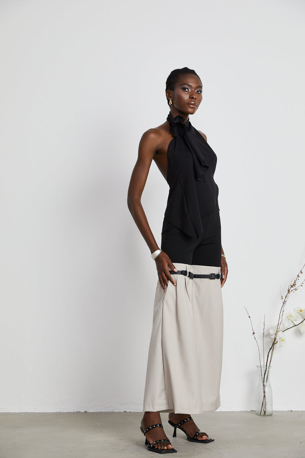 Aline Çiçek Aplikeli Sırtı Açık Asimetrik Üst