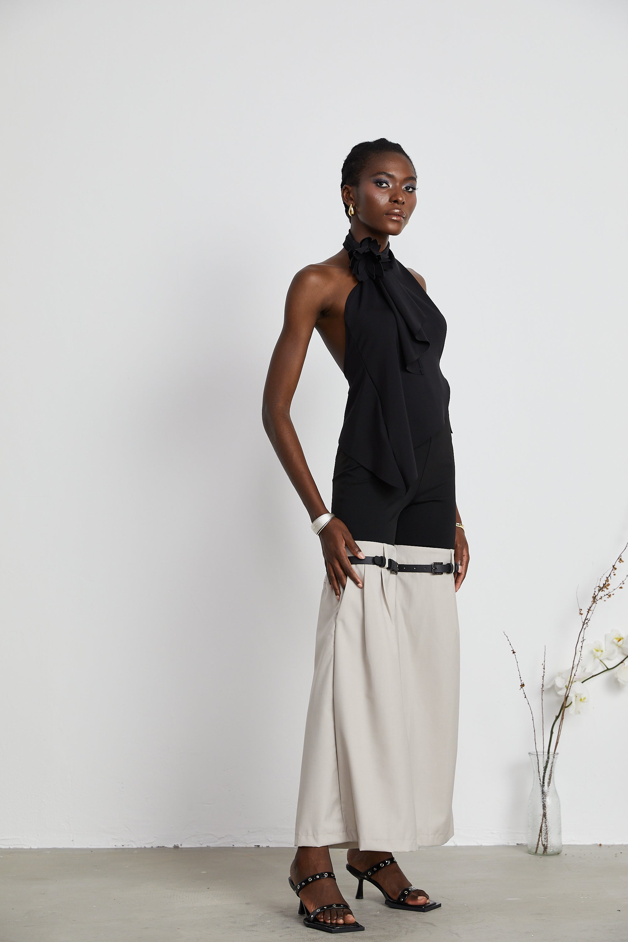 Aline Çiçek Aplikeli Sırtı Açık Asimetrik Üst