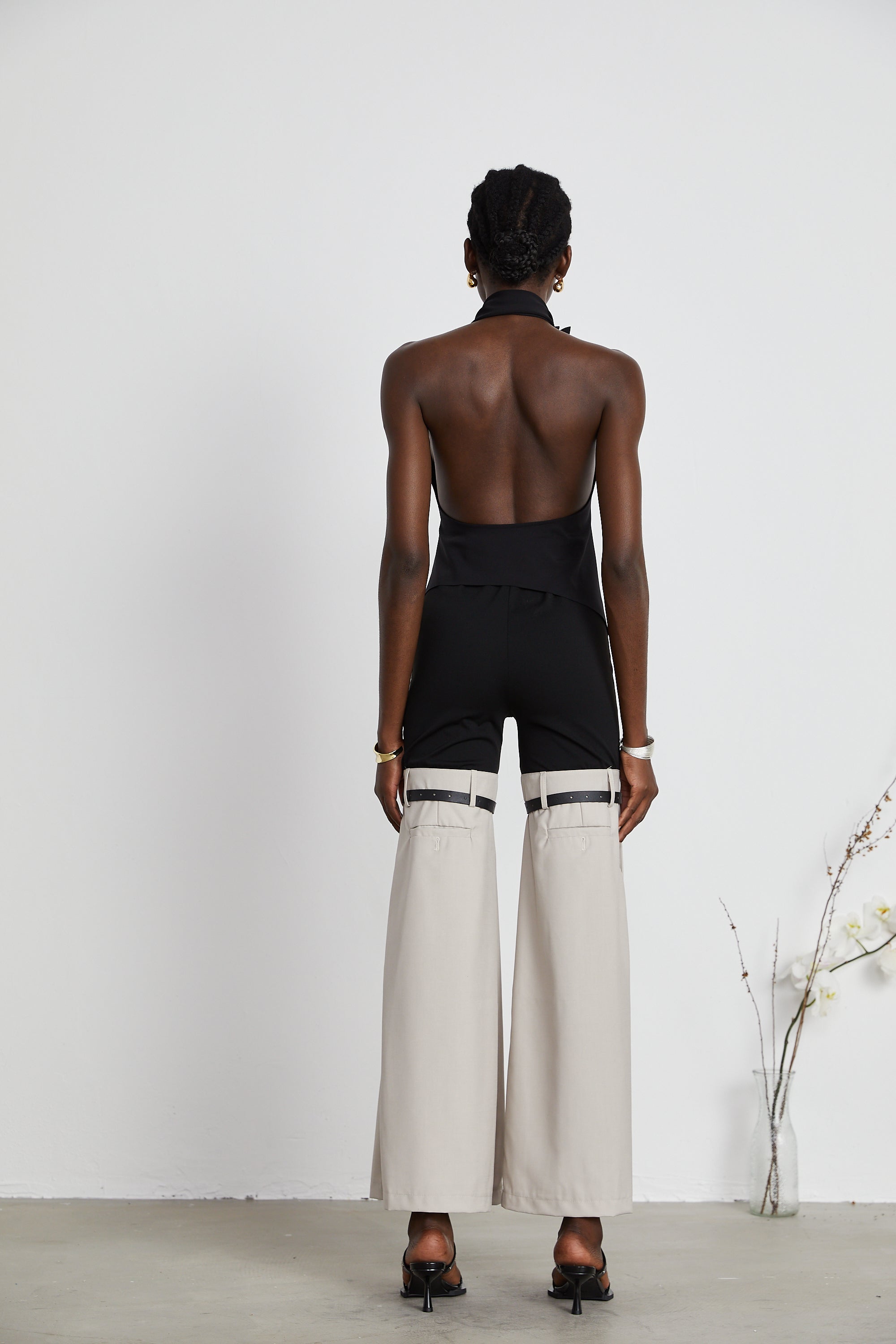 Aline Çiçek Aplikeli Sırtı Açık Asimetrik Üst