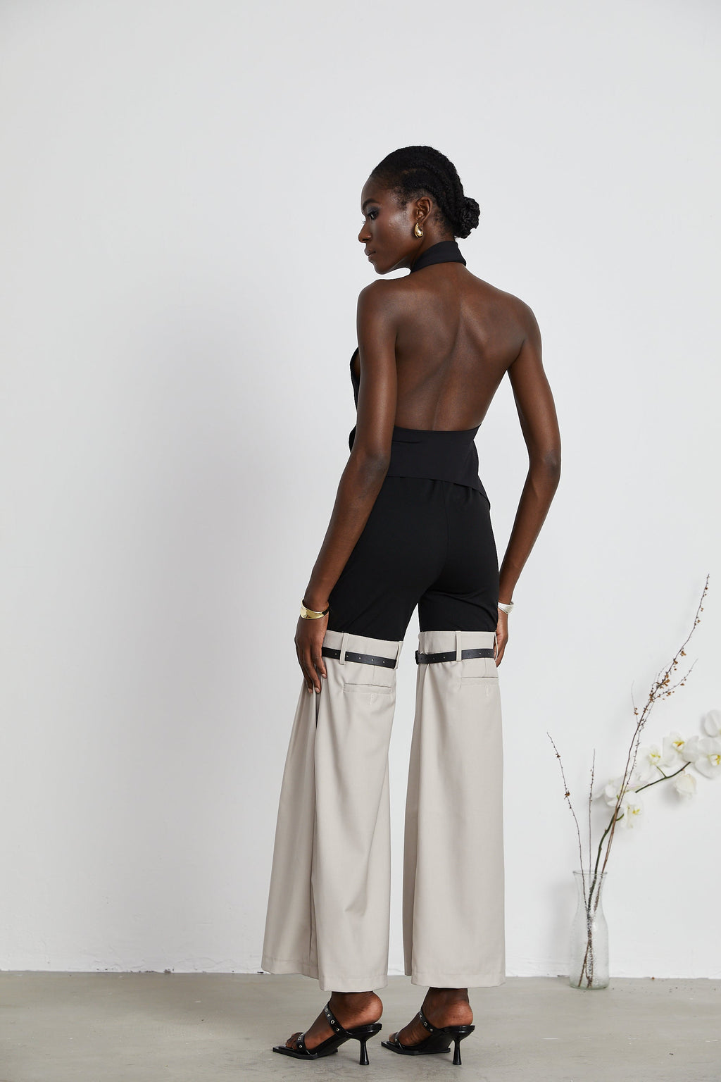 Aline Çiçek Aplikeli Sırtı Açık Asimetrik Üst