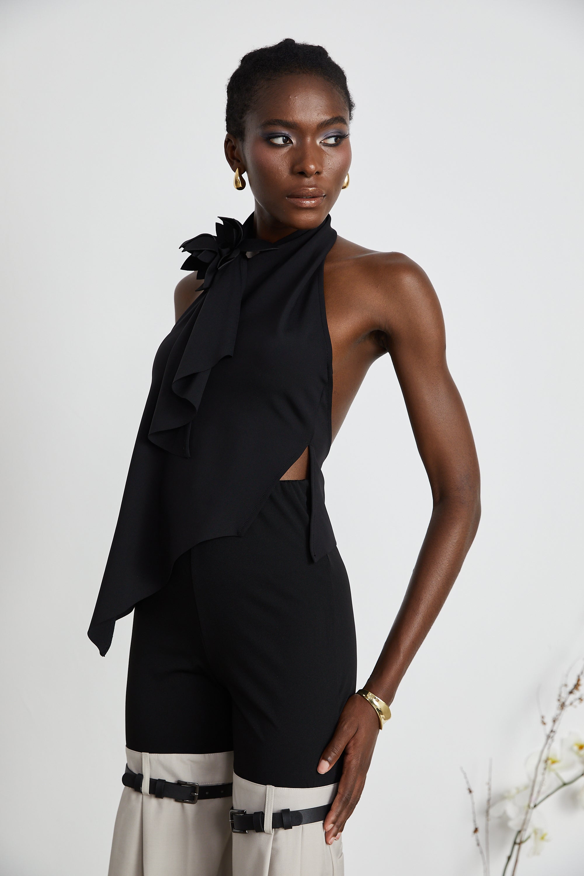 Aline Çiçek Aplikeli Sırtı Açık Asimetrik Üst