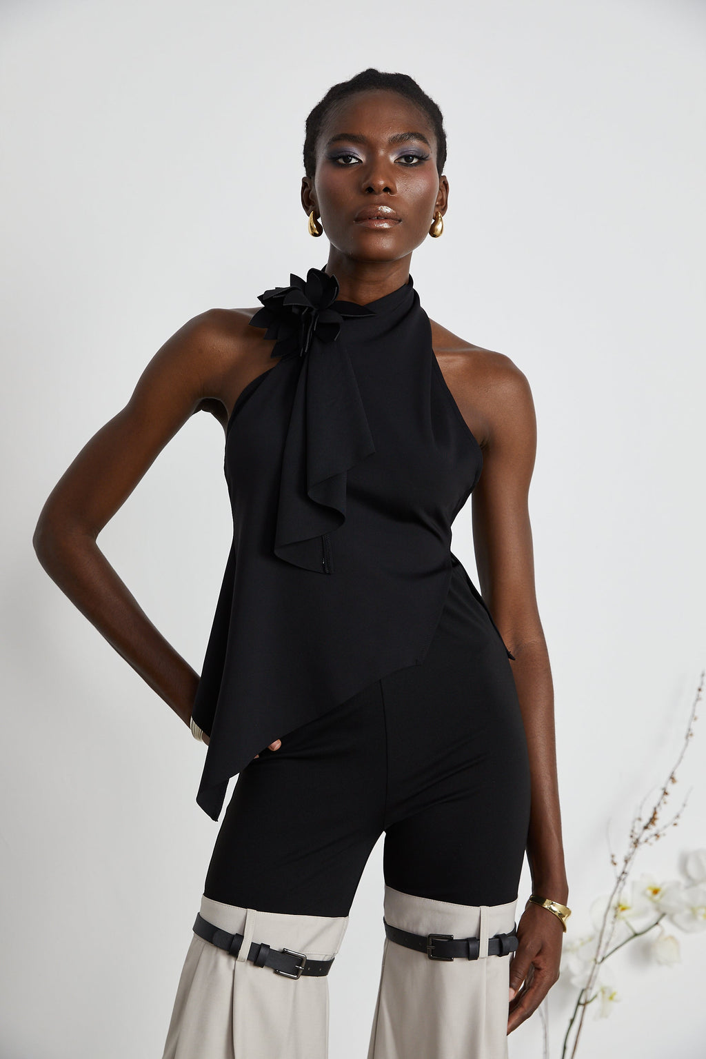 Aline Çiçek Aplikeli Sırtı Açık Asimetrik Üst