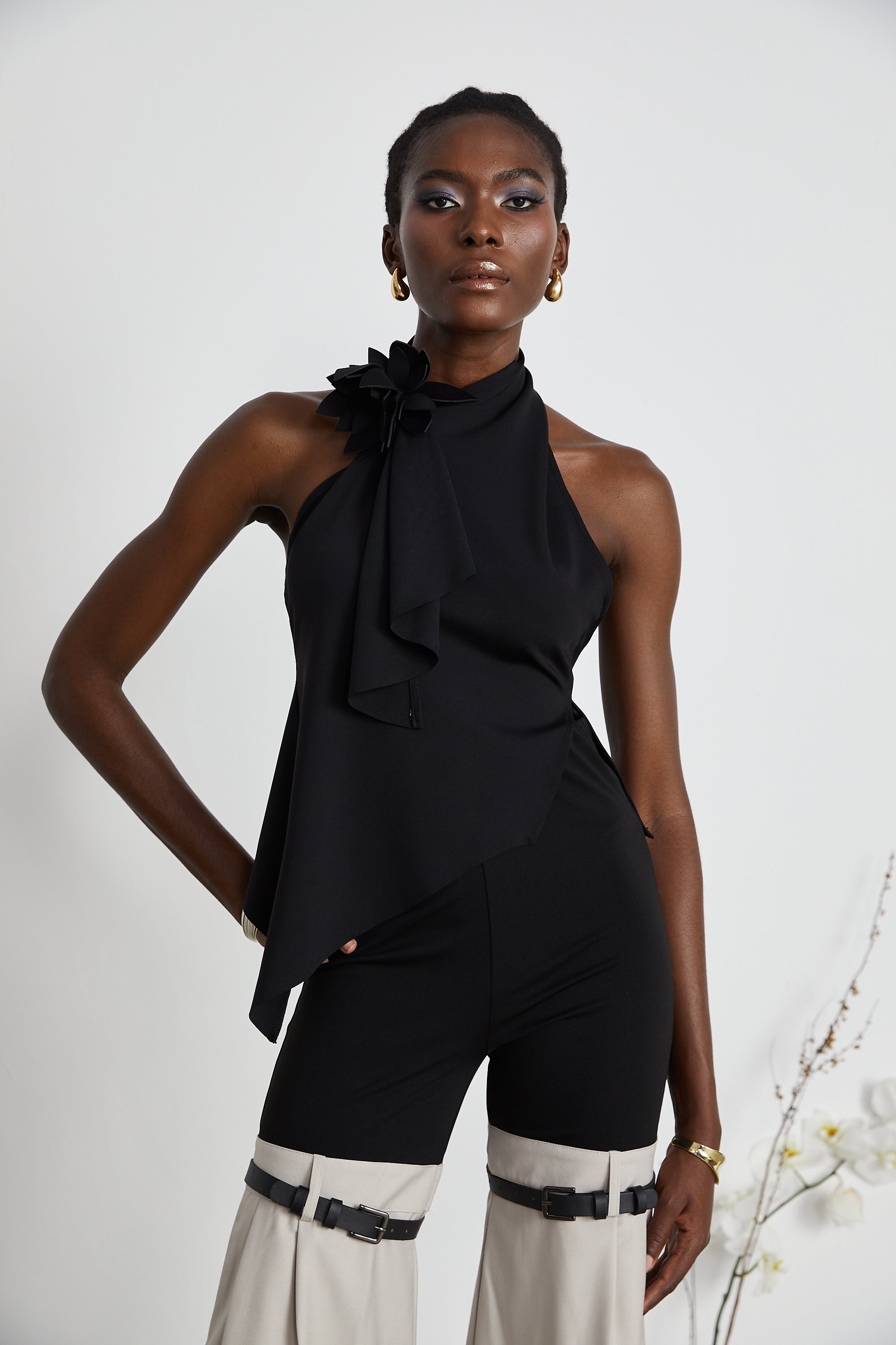 Aline Çiçek Aplikeli Sırtı Açık Asimetrik Üst