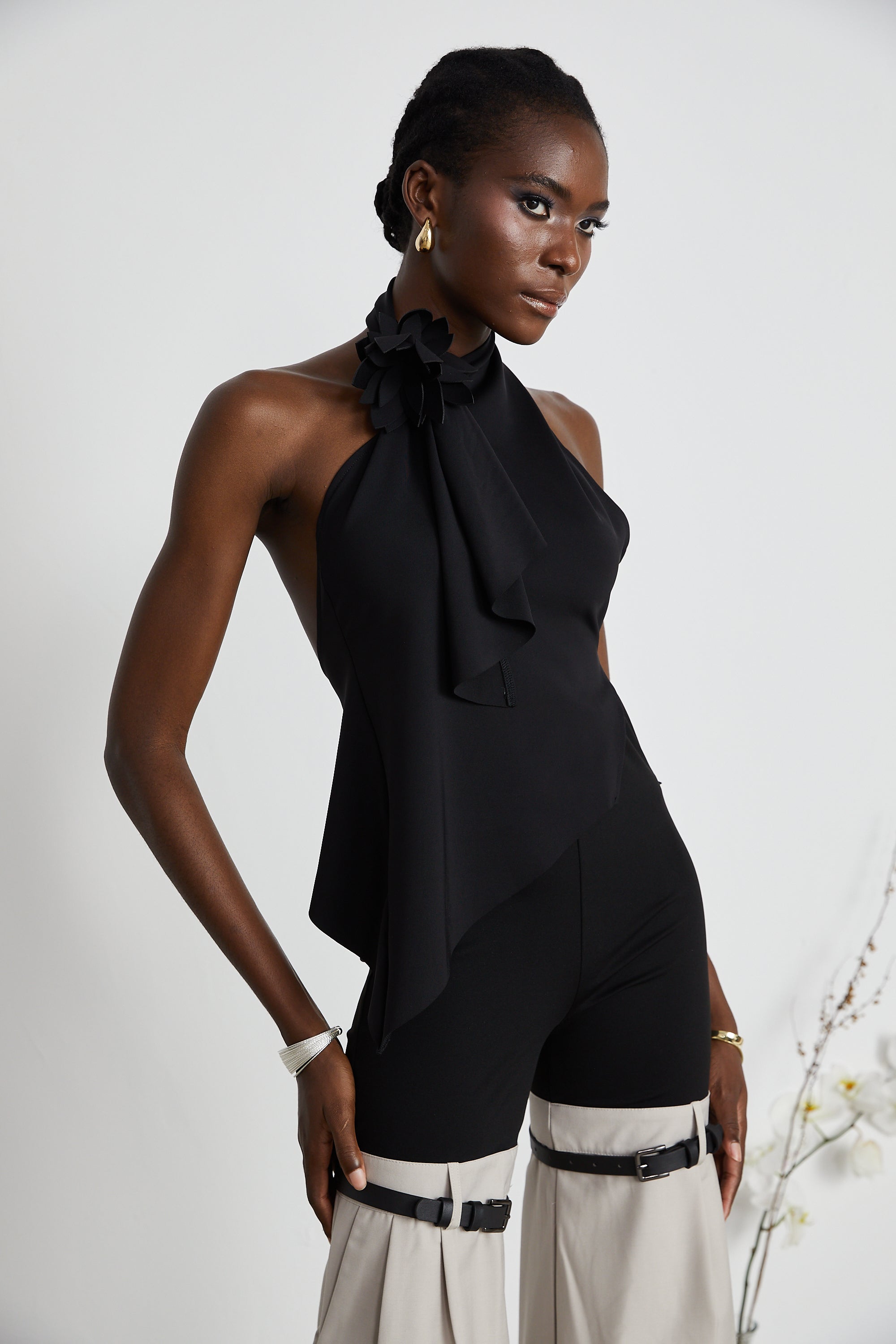 Aline Çiçek Aplikeli Sırtı Açık Asimetrik Üst