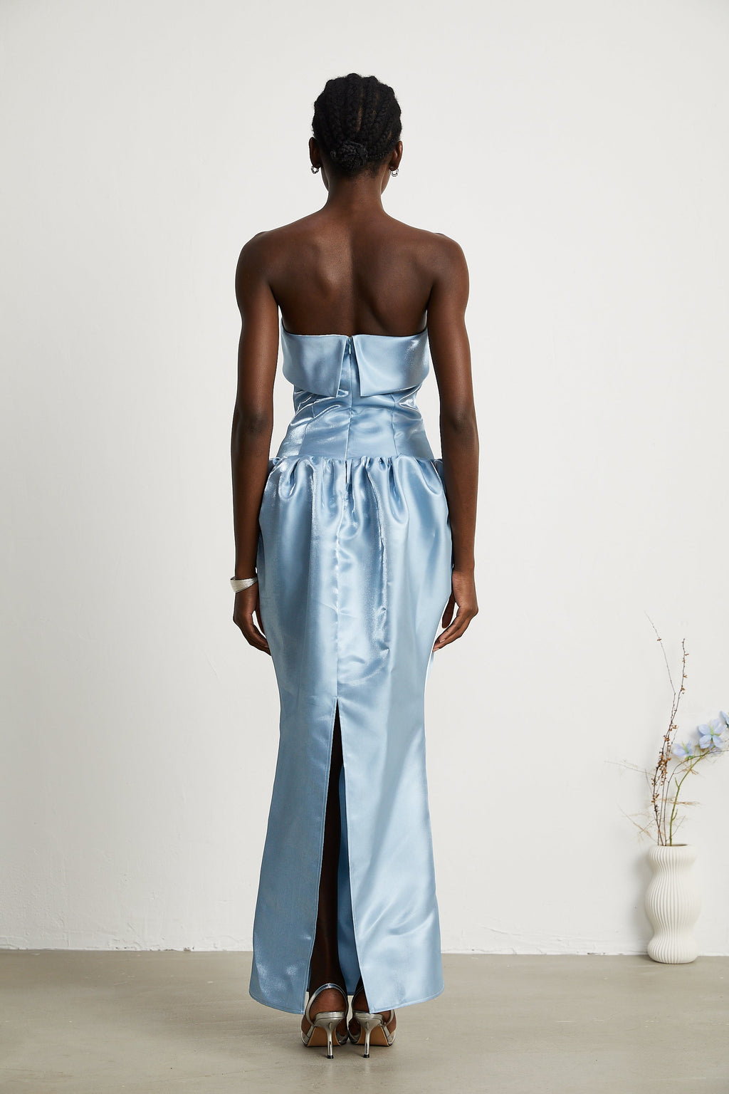 Aélis Düşük Omuzlu Saten Maxi Elbise