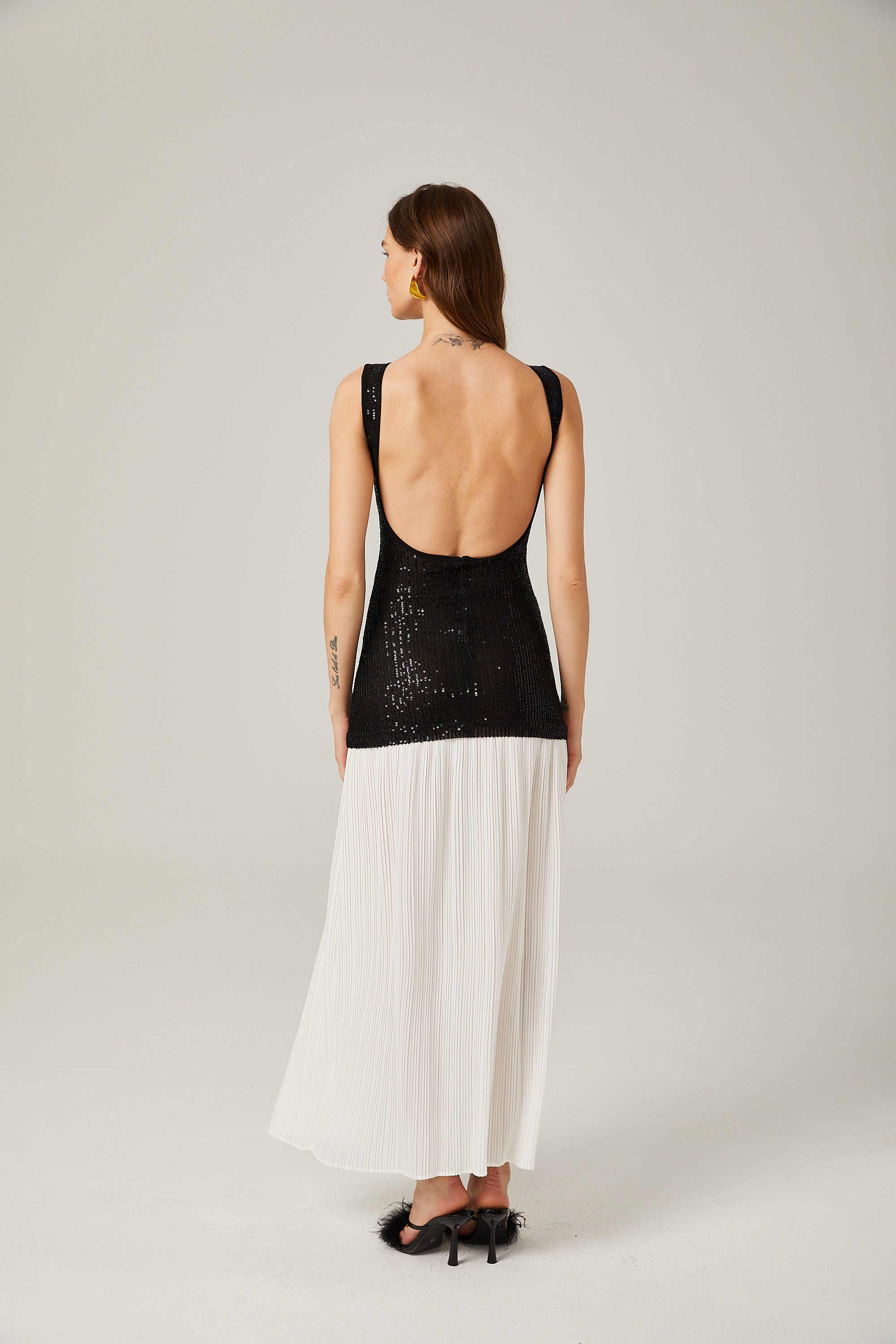 Allegra Kontrast Renklerde Pullu Uzun Elbise