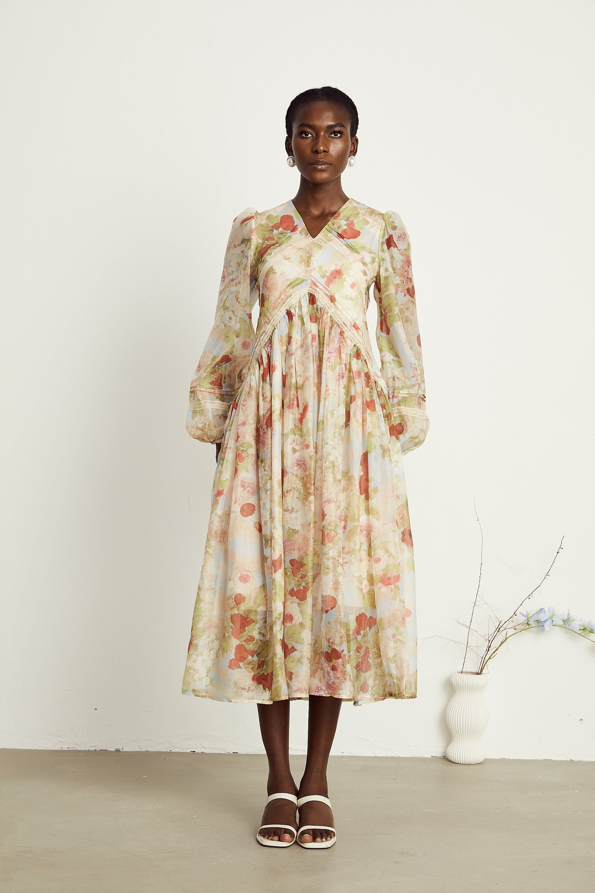 Ailis Çiçek Desenli Dantel Detaylı Midi Elbise