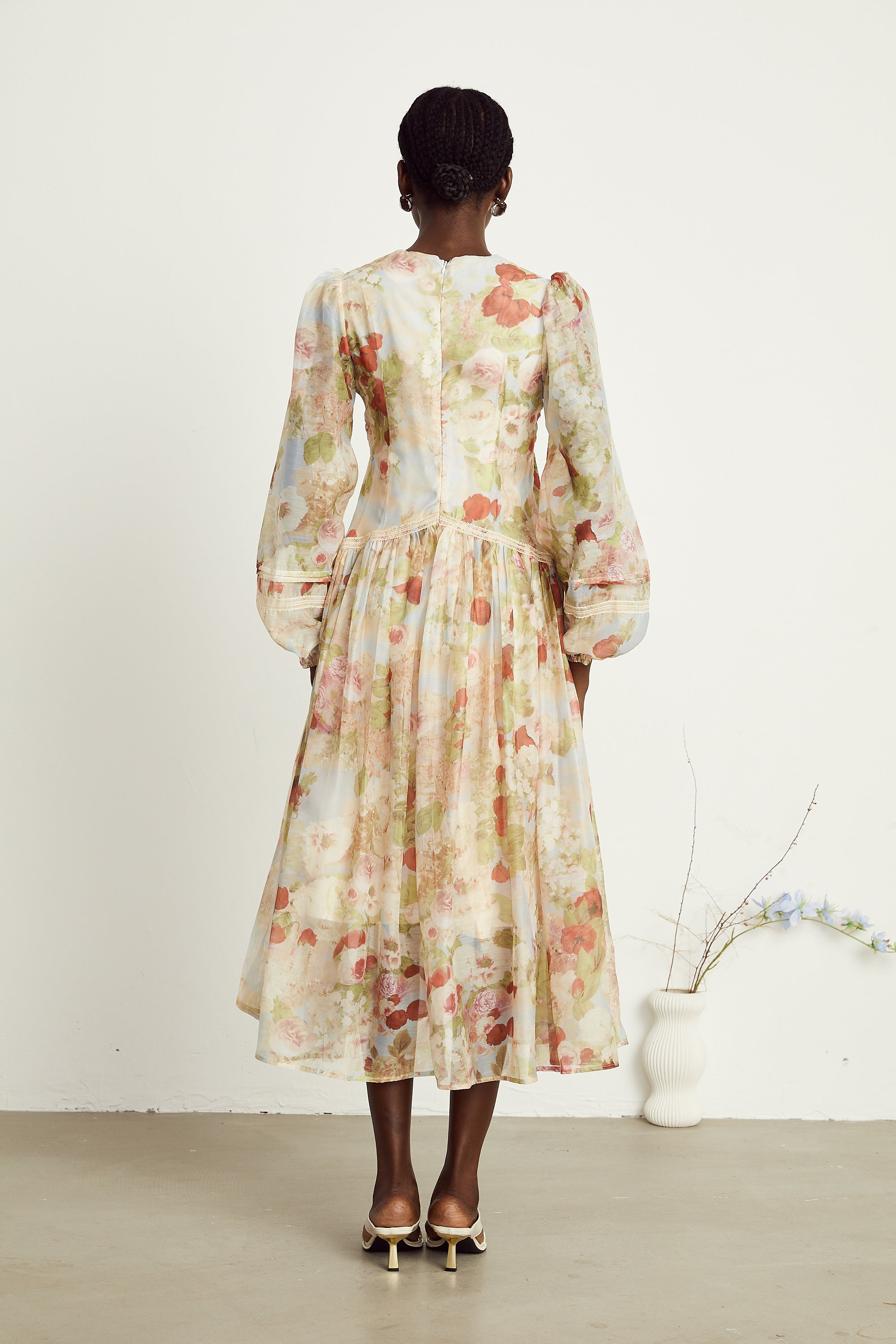 Ailis Çiçek Desenli Dantel Detaylı Midi Elbise