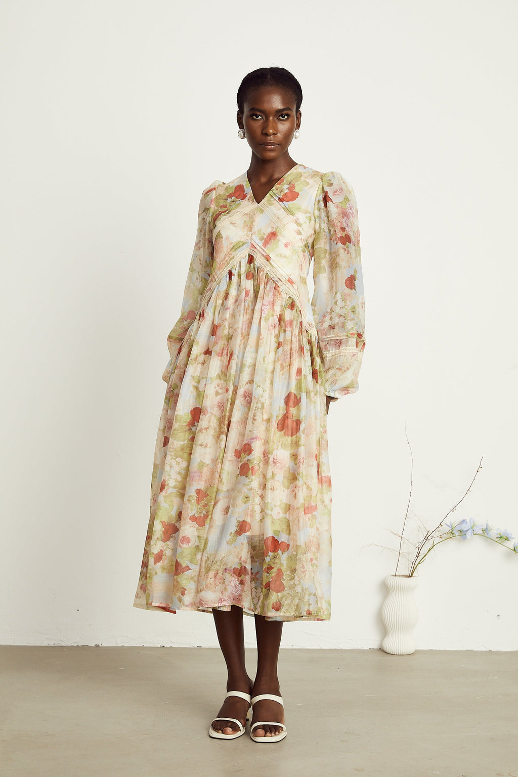 Ailis Çiçek Desenli Dantel Detaylı Midi Elbise