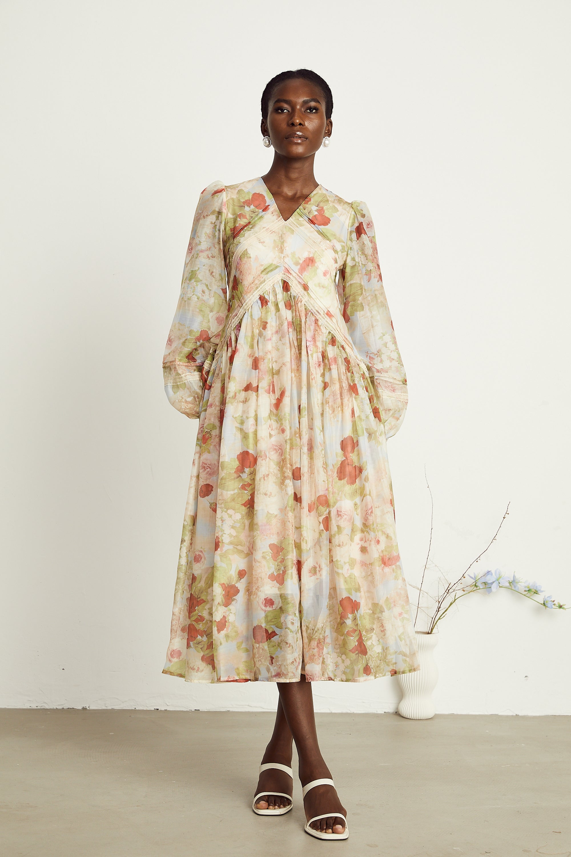 Ailis Çiçek Desenli Dantel Detaylı Midi Elbise