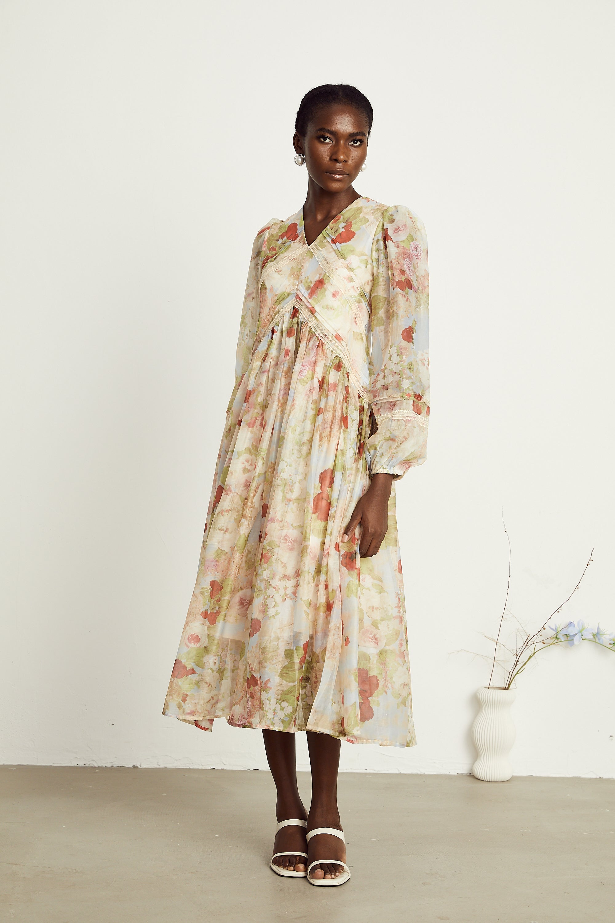 Ailis Çiçek Desenli Dantel Detaylı Midi Elbise