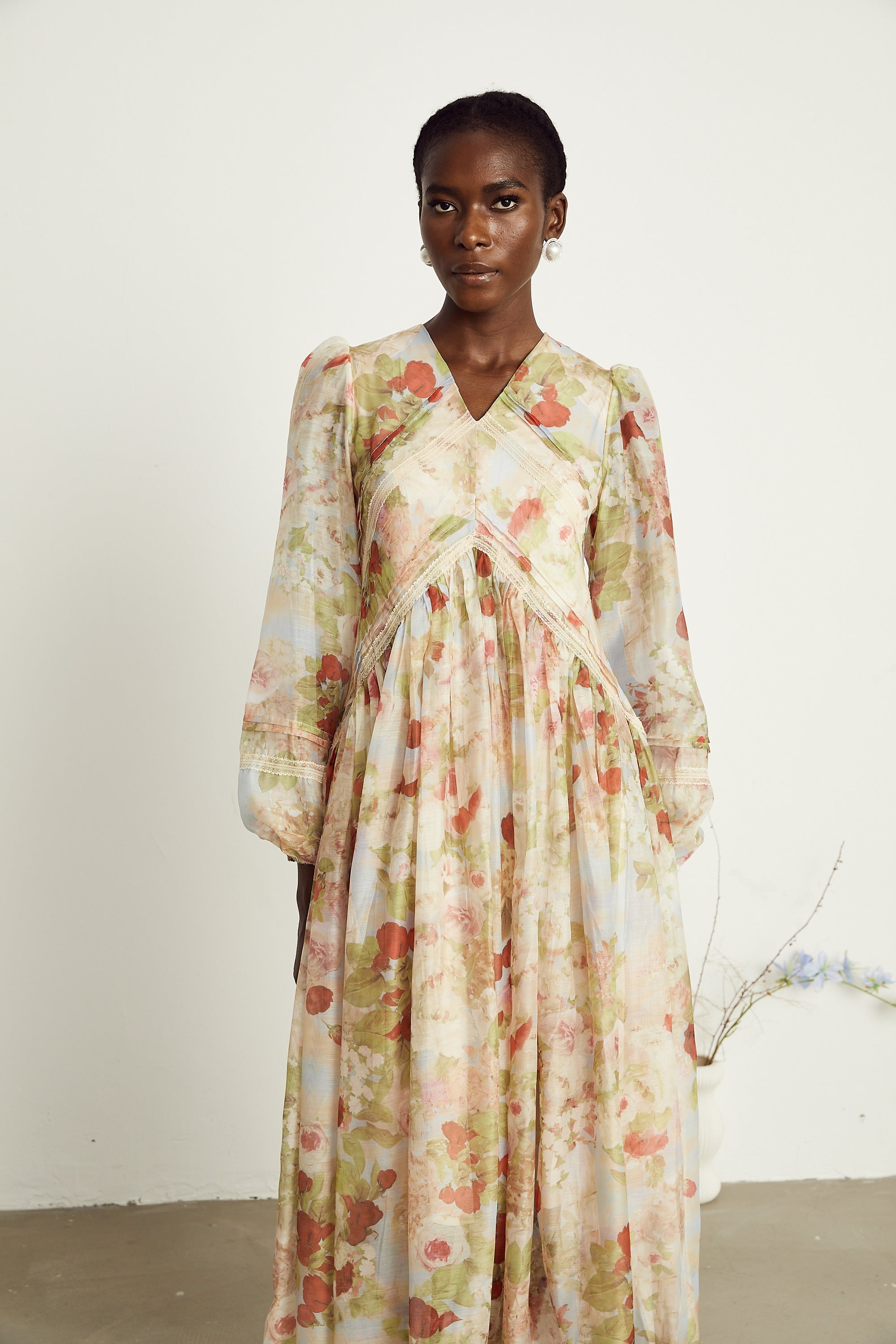 Ailis Çiçek Desenli Dantel Detaylı Midi Elbise