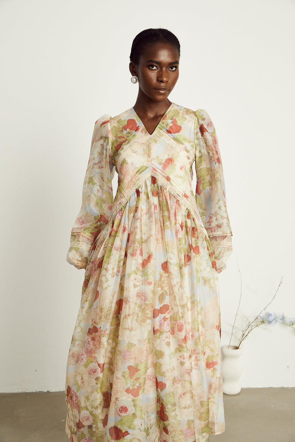 Ailis Çiçek Desenli Dantel Detaylı Midi Elbise