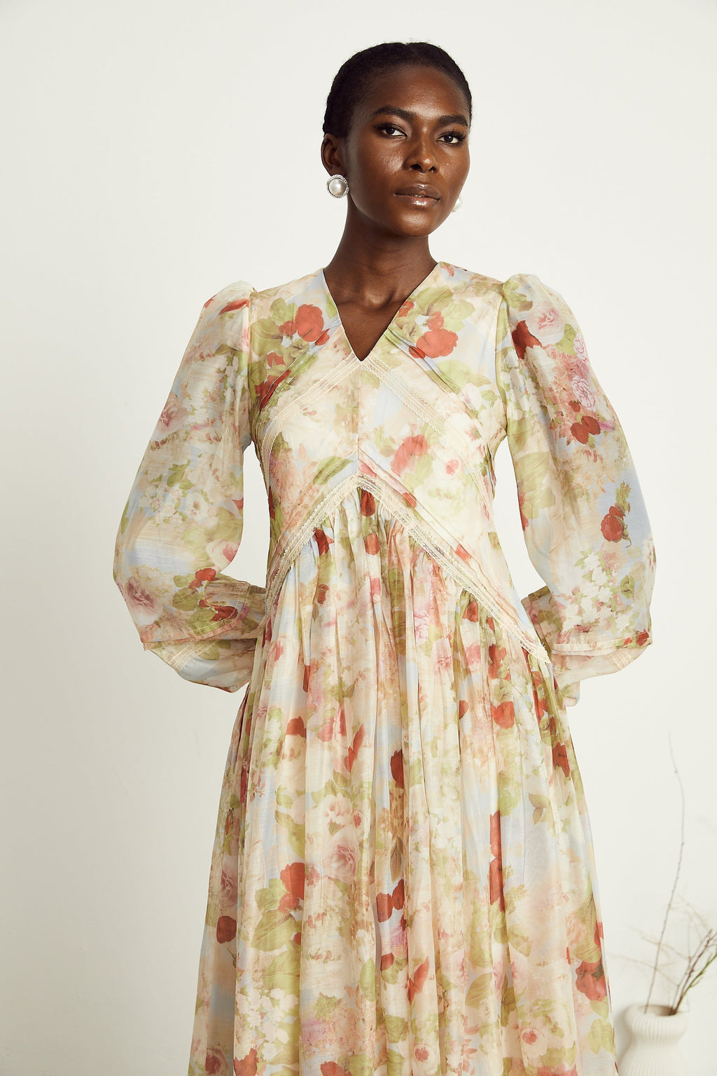 Ailis Çiçek Desenli Dantel Detaylı Midi Elbise