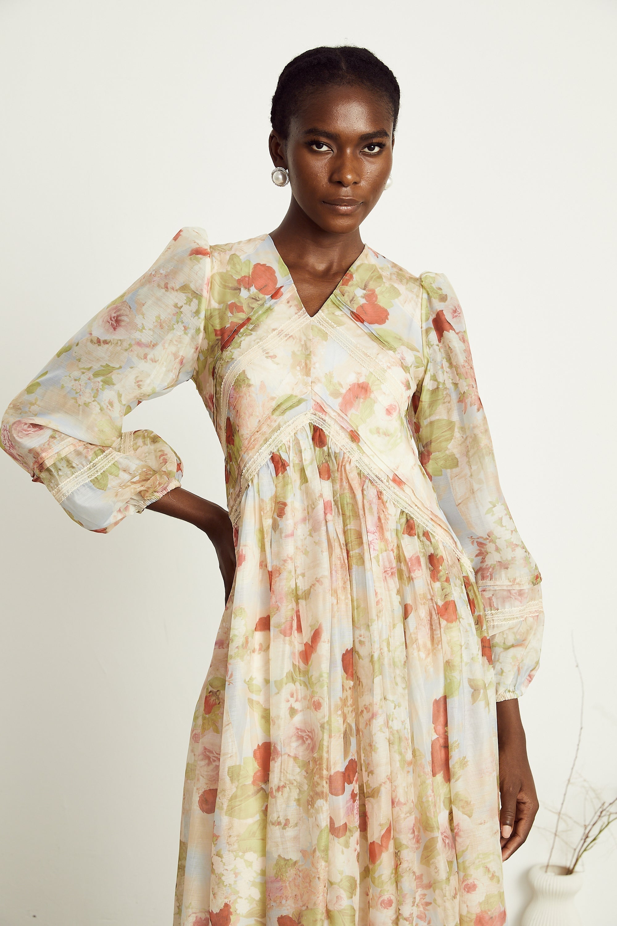 Ailis Çiçek Desenli Dantel Detaylı Midi Elbise