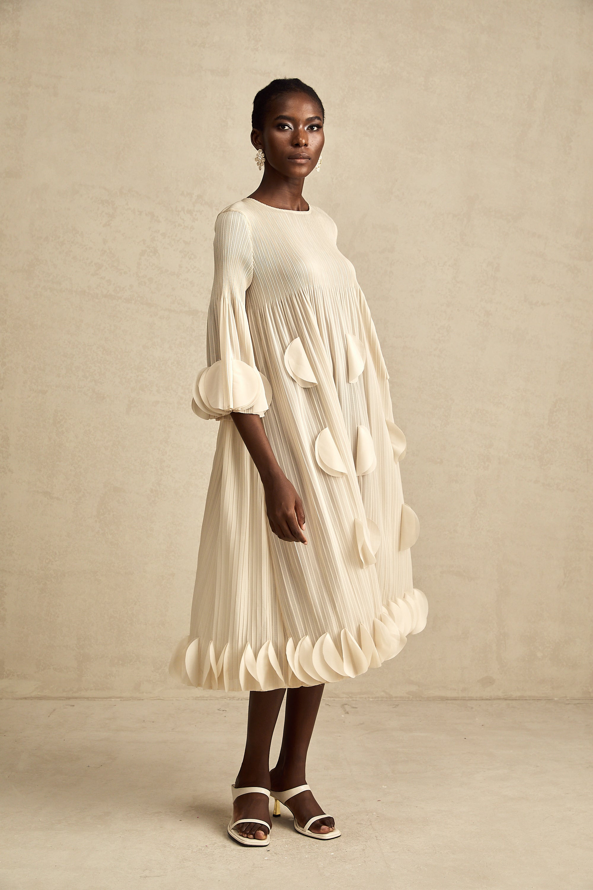 Alizée 3 Boyutlu Yaprak Detaylı Midi Elbise