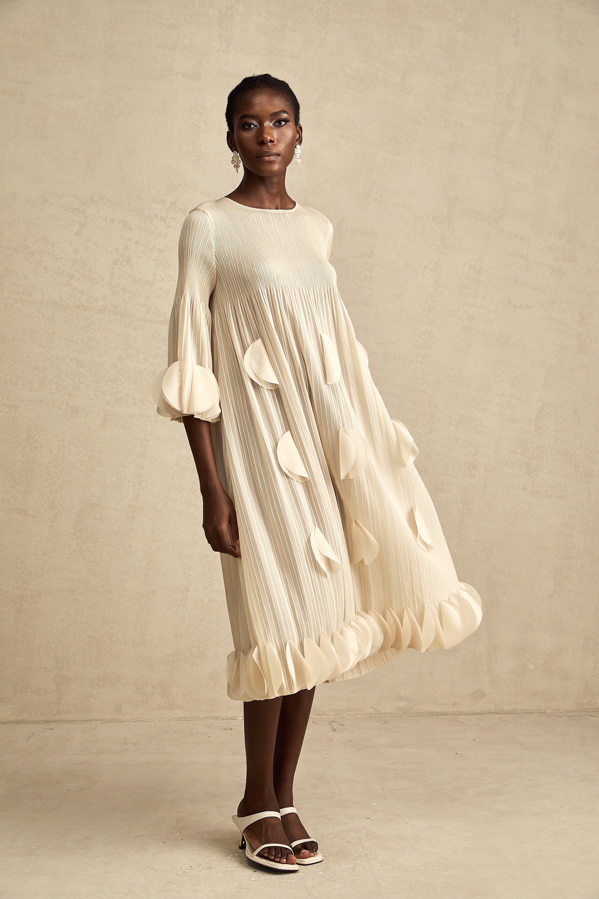 Alizée 3 Boyutlu Yaprak Detaylı Midi Elbise