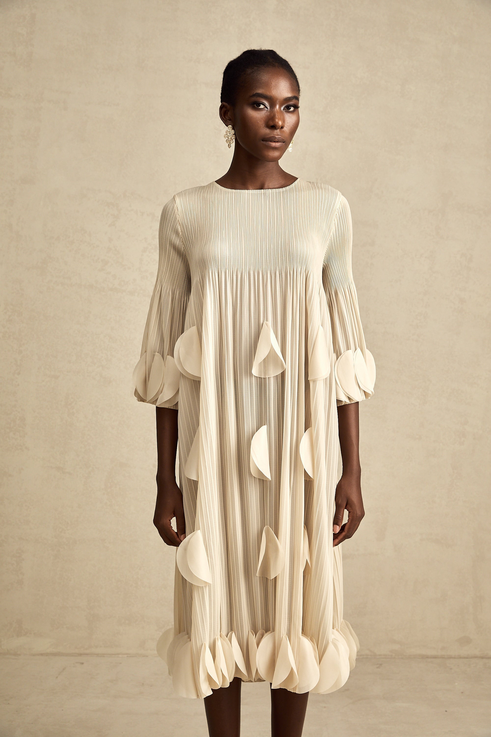 Alizée 3 Boyutlu Yaprak Detaylı Midi Elbise