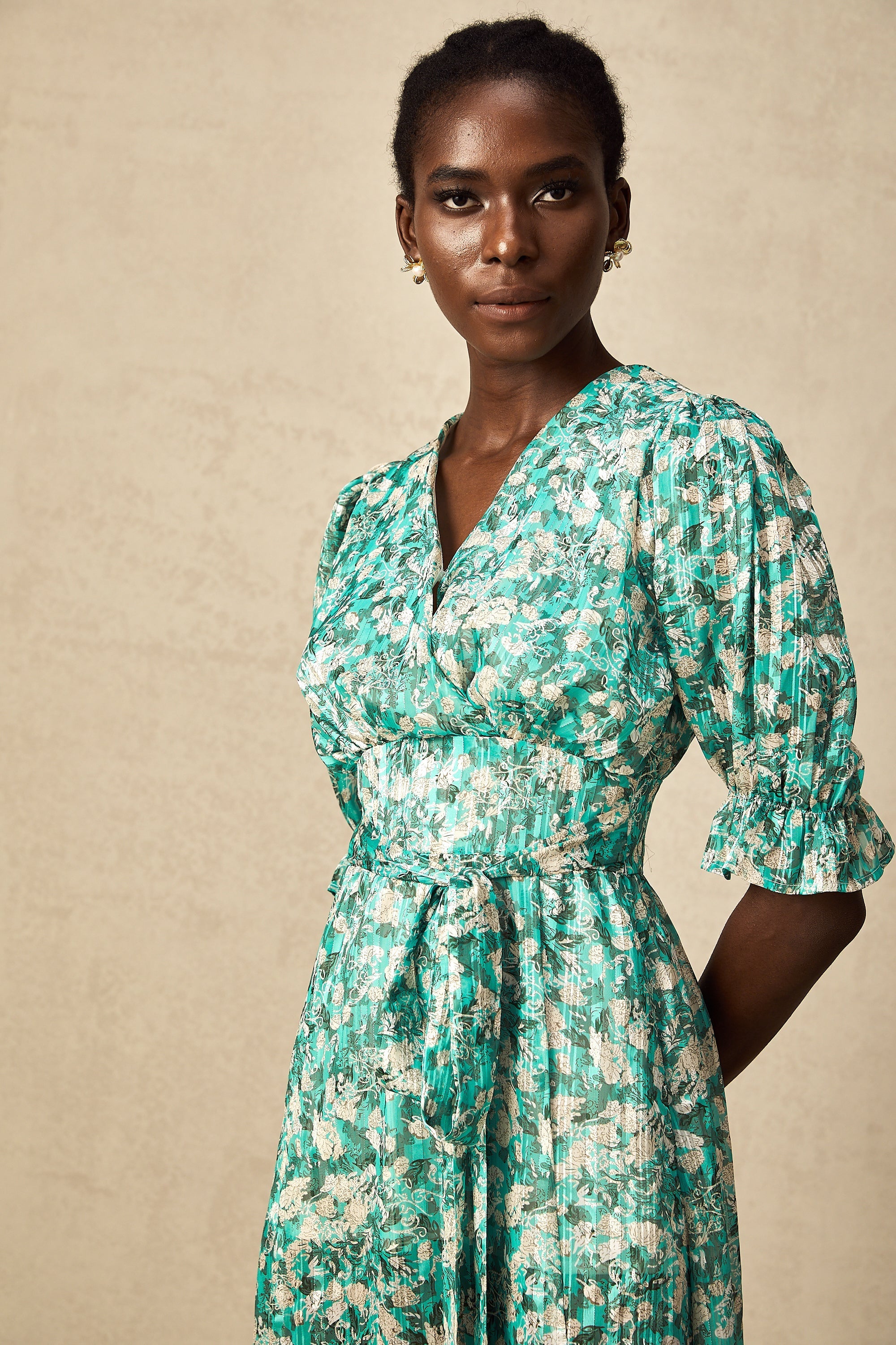 Alisa Yeşili Çiçek Desenli, Yırtmaçlı Midi Elbise