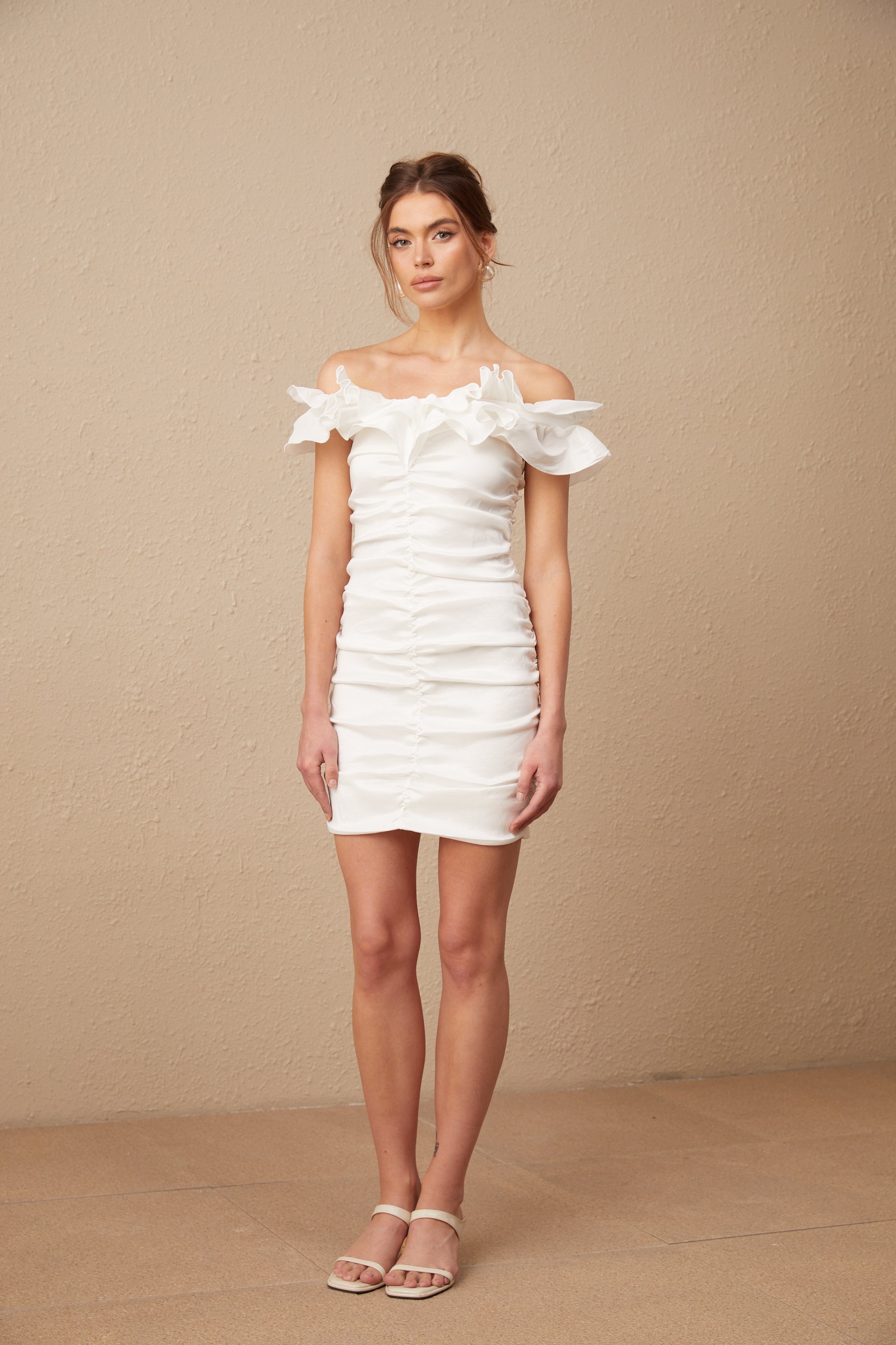 Aïssatou Beyaz Omuzları Fırfırlı Mini Elbise