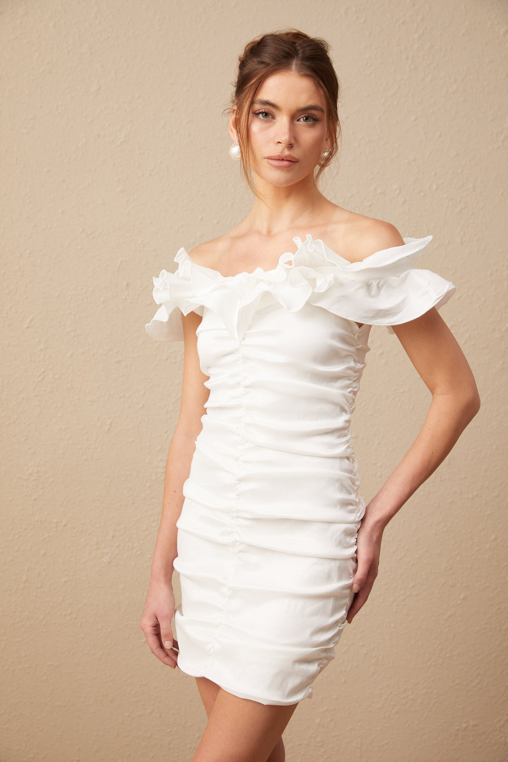 Aïssatou Beyaz Omuzları Fırfırlı Mini Elbise