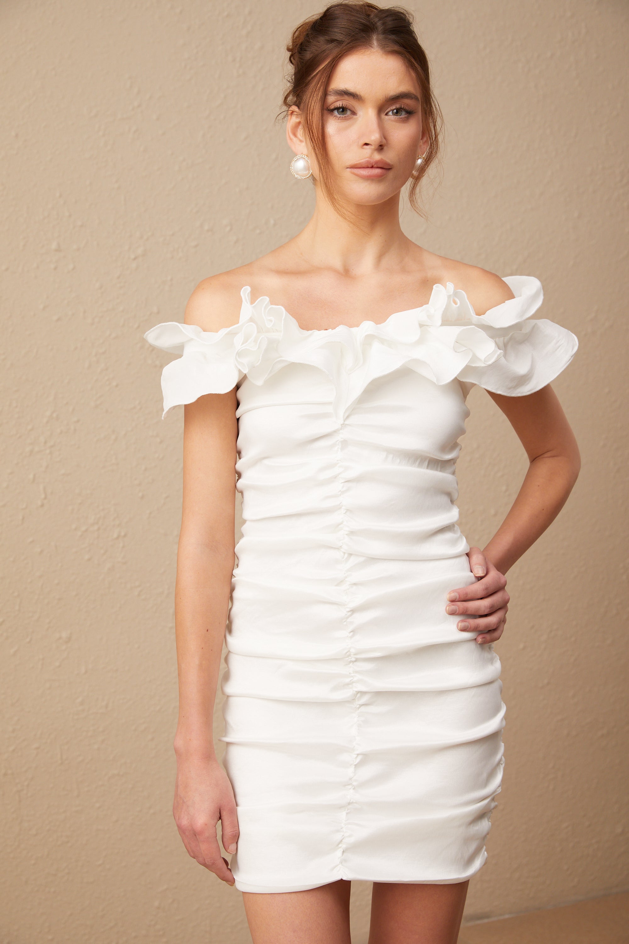 Aïssatou Beyaz Omuzları Fırfırlı Mini Elbise