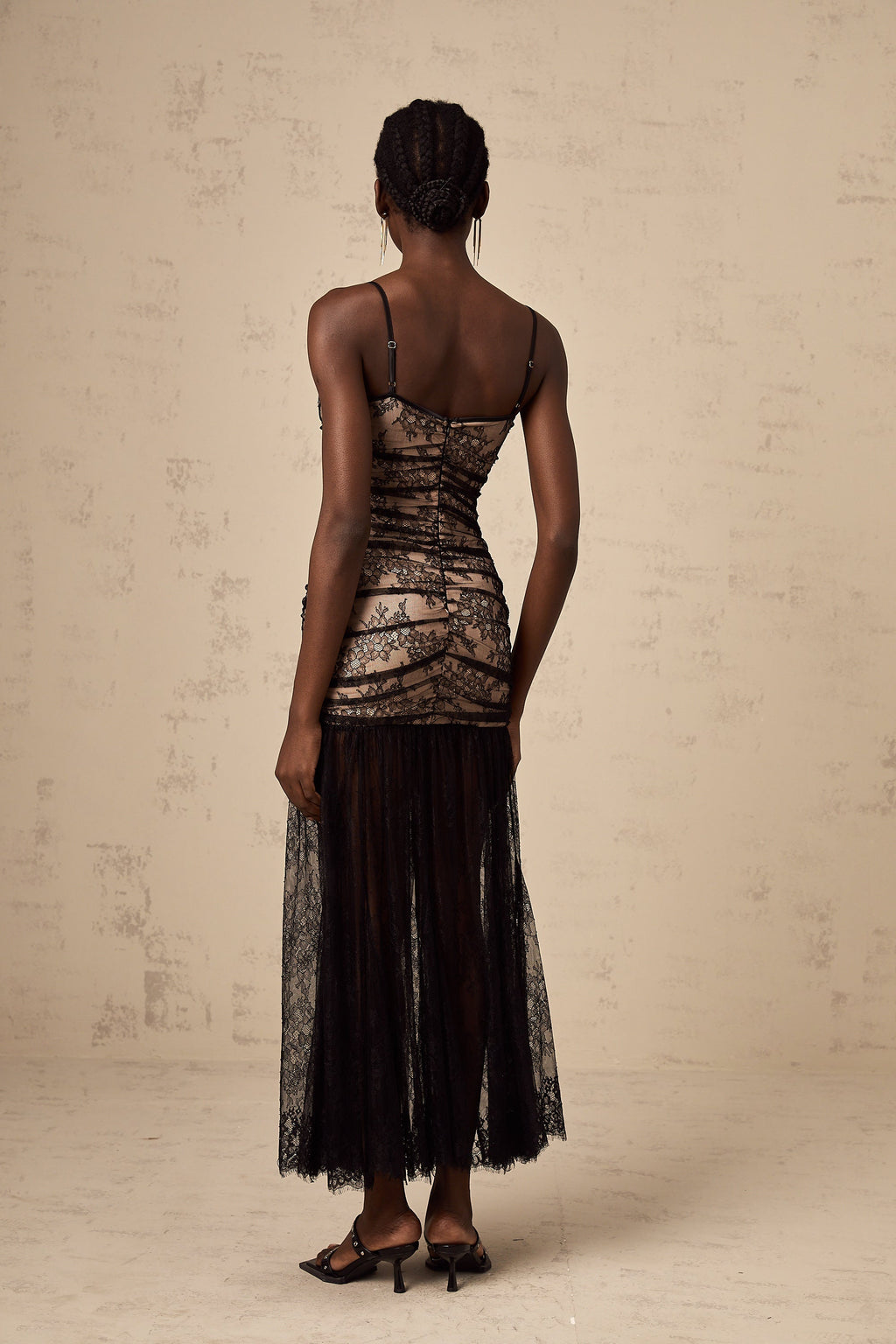 Anastasia Çiçek İşlemeli Dantel Fırfırlı Büstiyer Midi Elbise