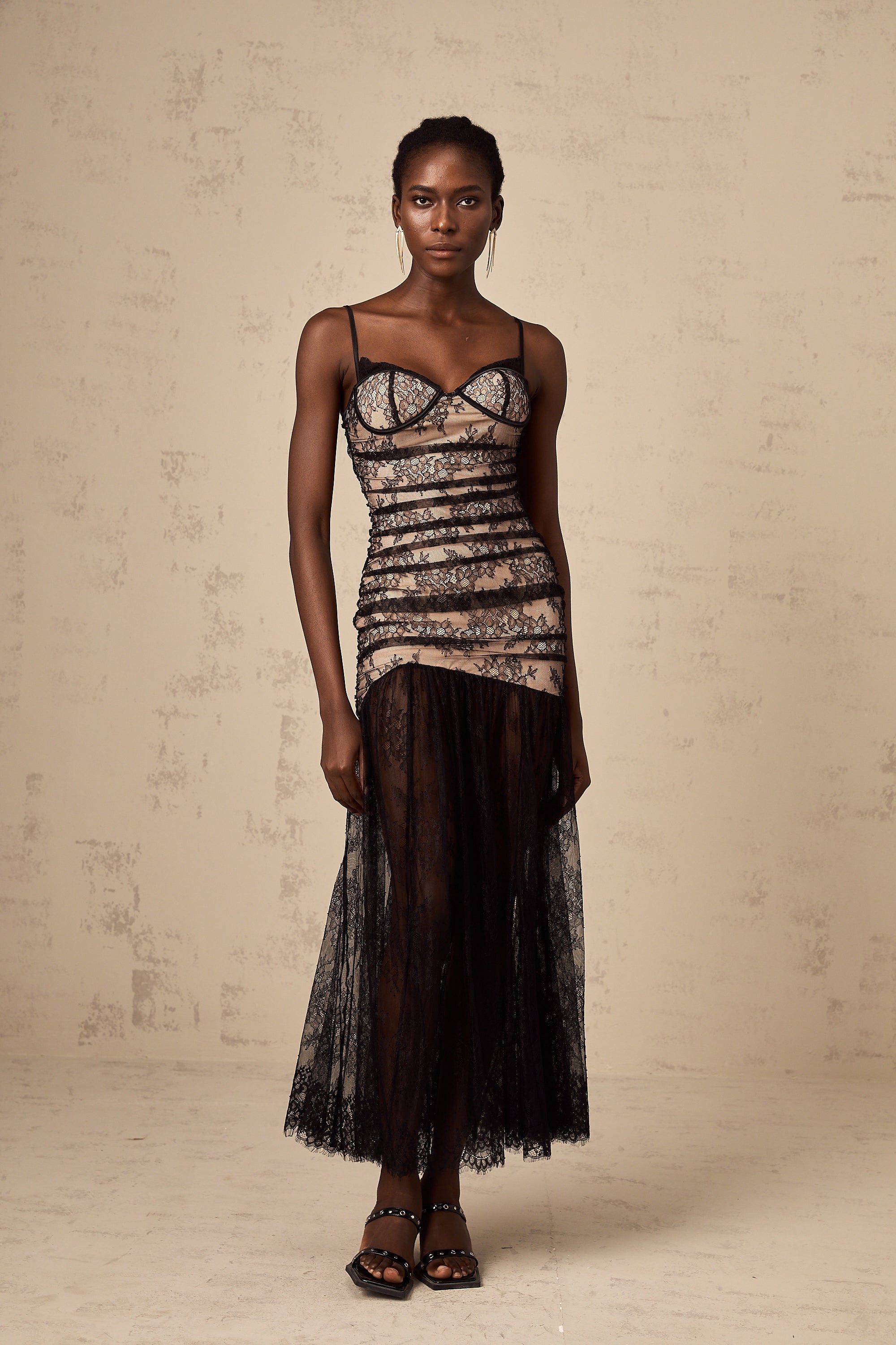 Anastasia Çiçek İşlemeli Dantel Fırfırlı Büstiyer Midi Elbise