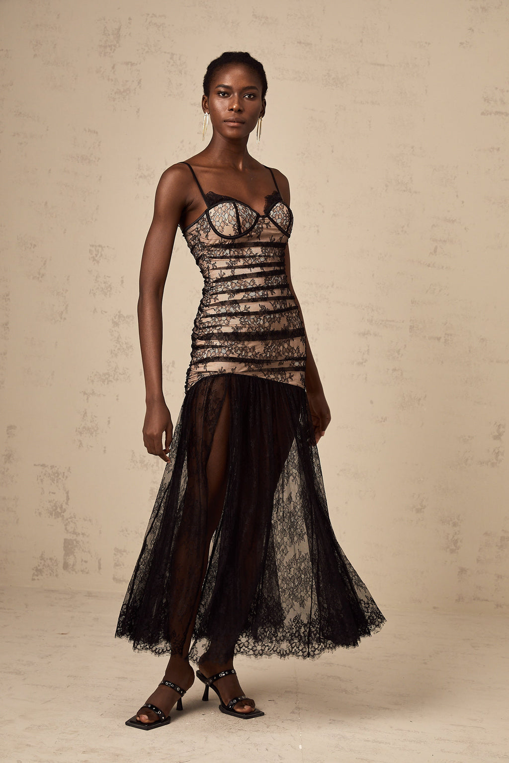 Anastasia Çiçek İşlemeli Dantel Fırfırlı Büstiyer Midi Elbise