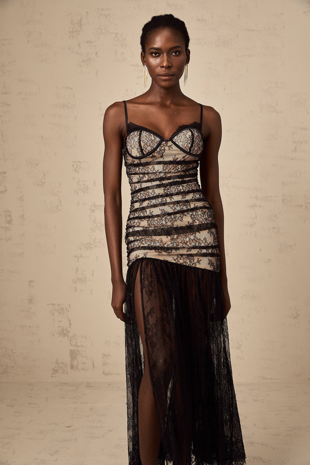 Anastasia Çiçek İşlemeli Dantel Fırfırlı Büstiyer Midi Elbise