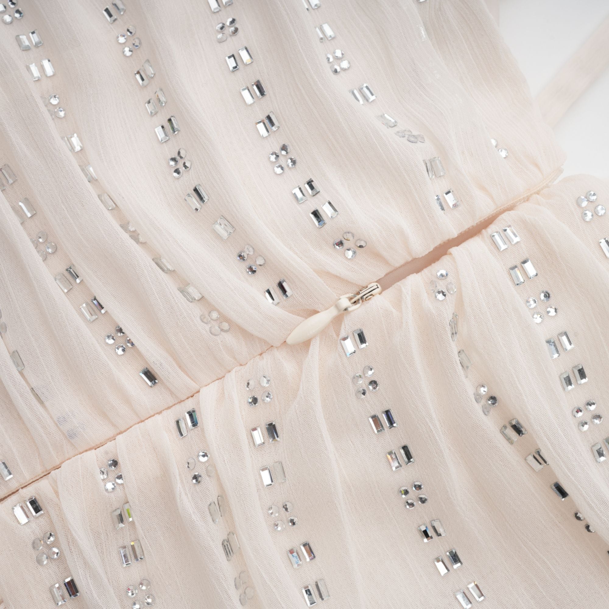 Adèle Beyaz Pilili Kristal Süslemeli Midi Elbise