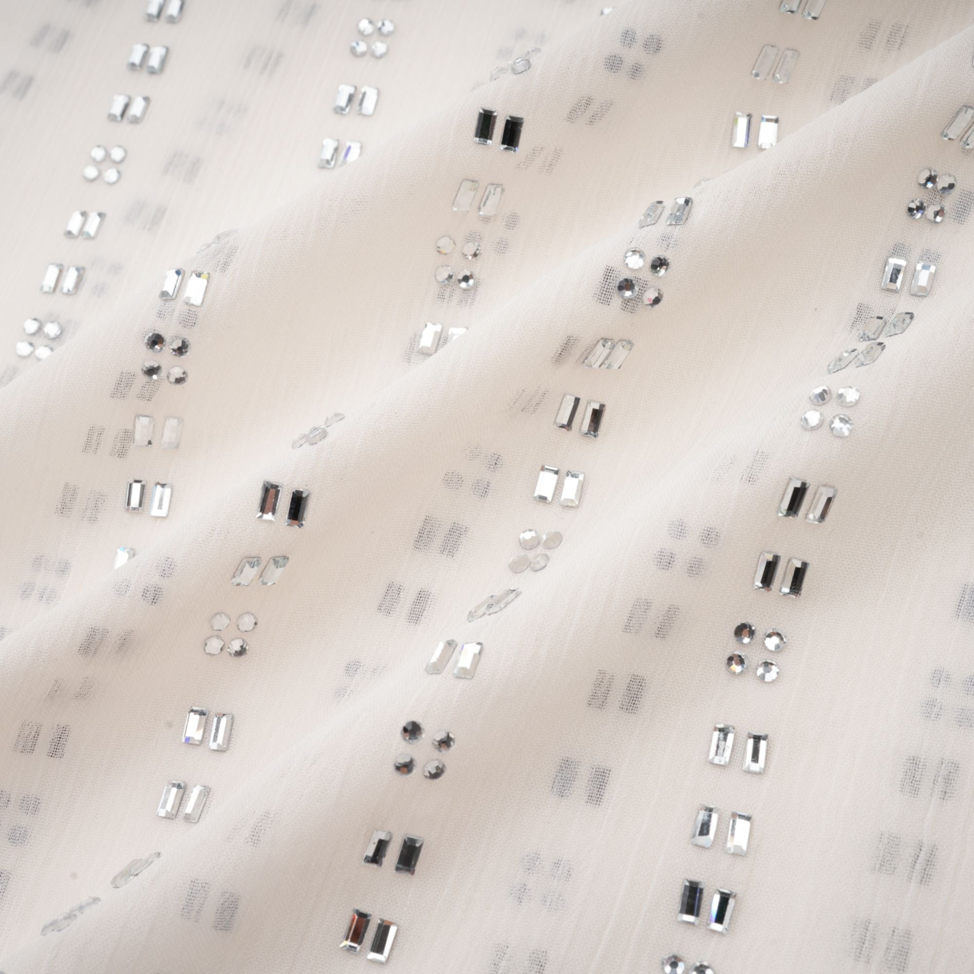 Adèle Beyaz Pilili Kristal Süslemeli Midi Elbise