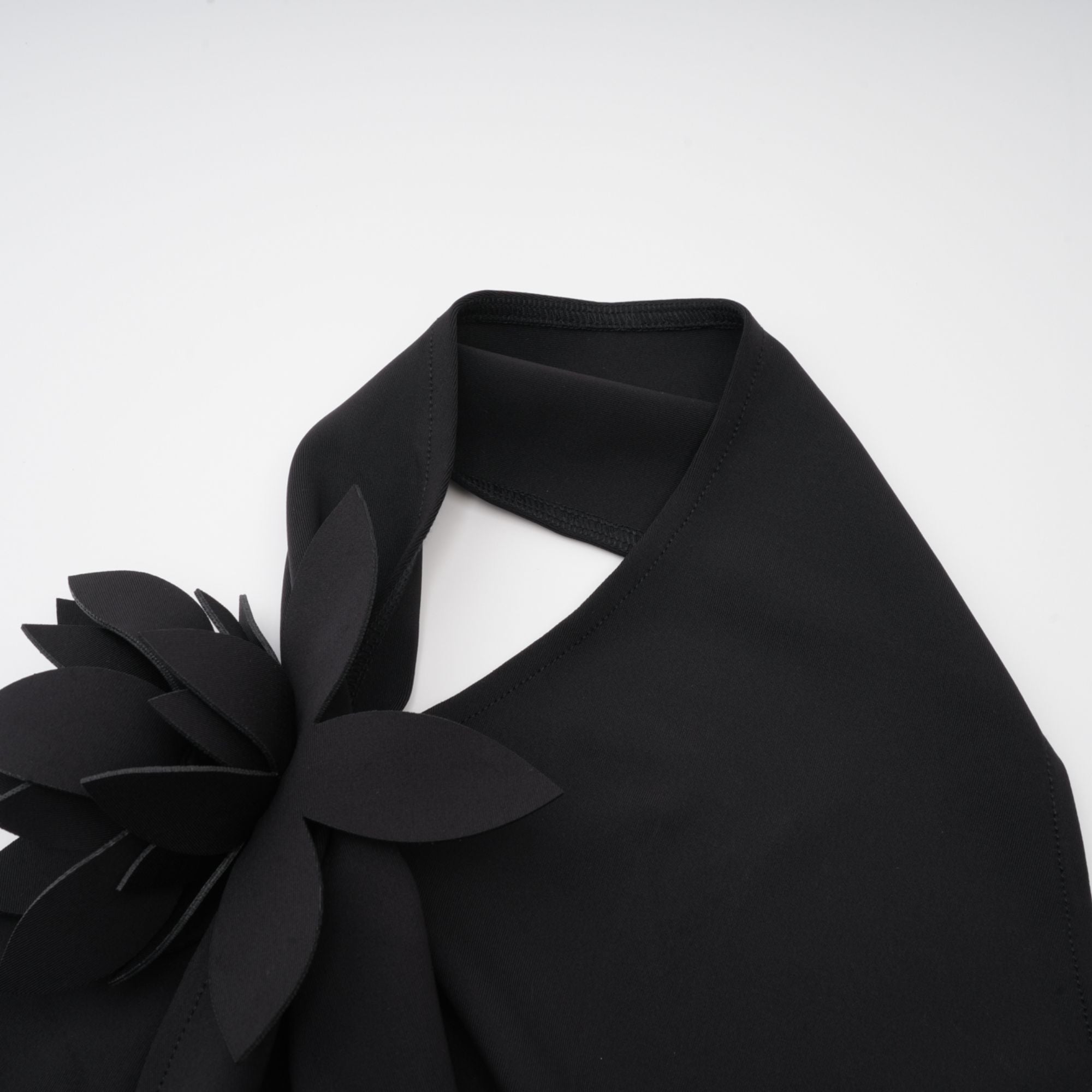 Aline Çiçek Aplikeli Sırtı Açık Asimetrik Üst