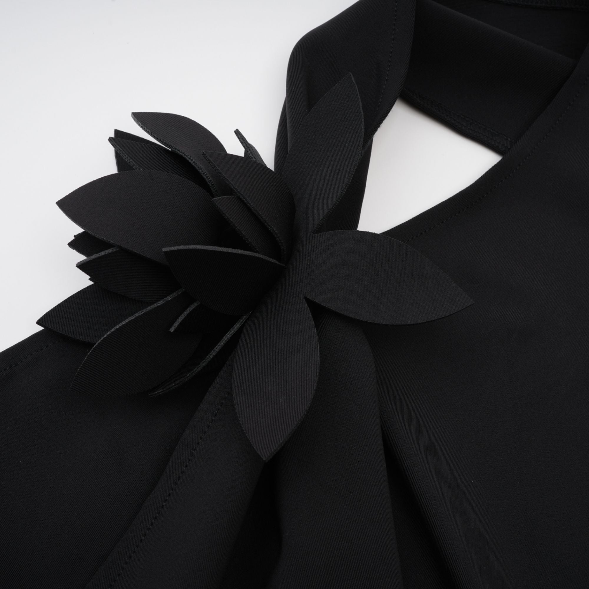 Aline Çiçek Aplikeli Sırtı Açık Asimetrik Üst